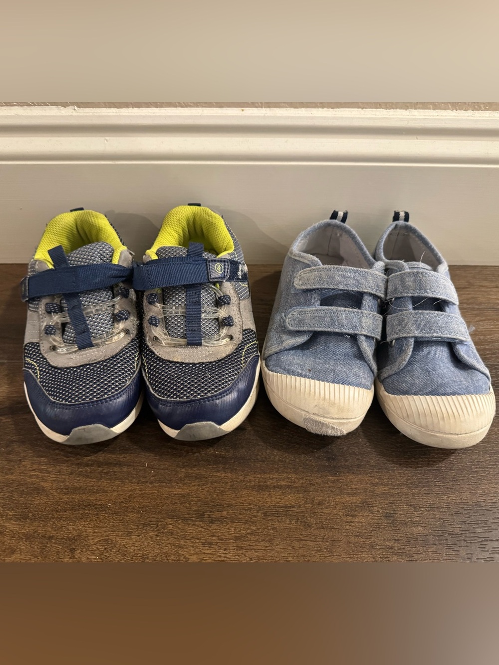 Toddler boys tennis shoes Velcro size 11